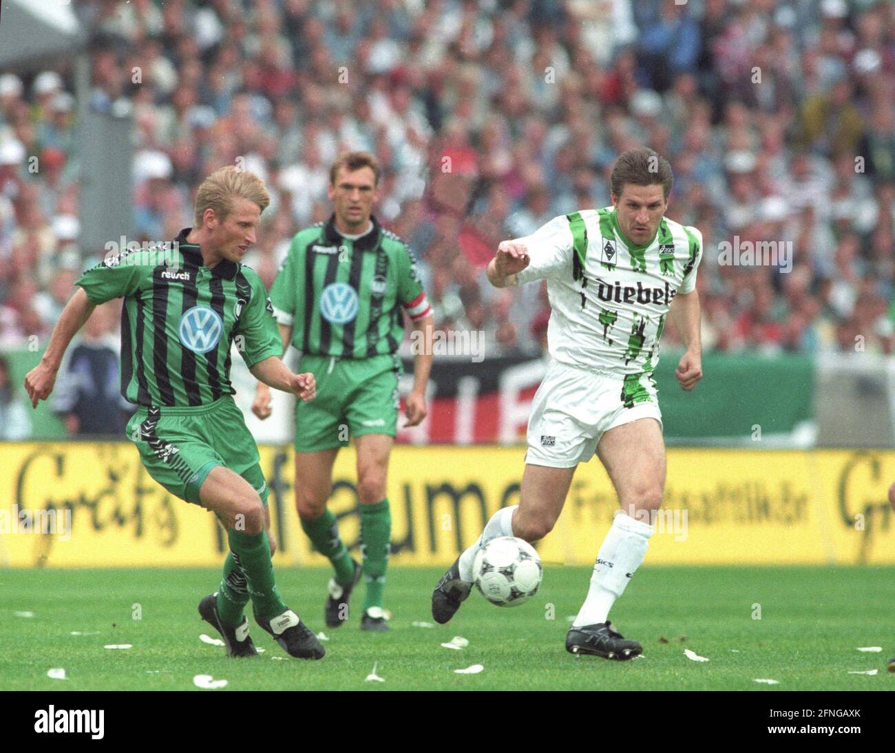Coppa finale 1995: Borussia Mönchengladbach - VFL Wolfsburg 3:0 24.06.1995 a Berlino. Detlev Dammeier (WOB/li.) e Thomas Kastenmaier (BMG). Sullo sfondo: Claus-Dieter Woillitz (WOB). [traduzione automatizzata] Foto Stock