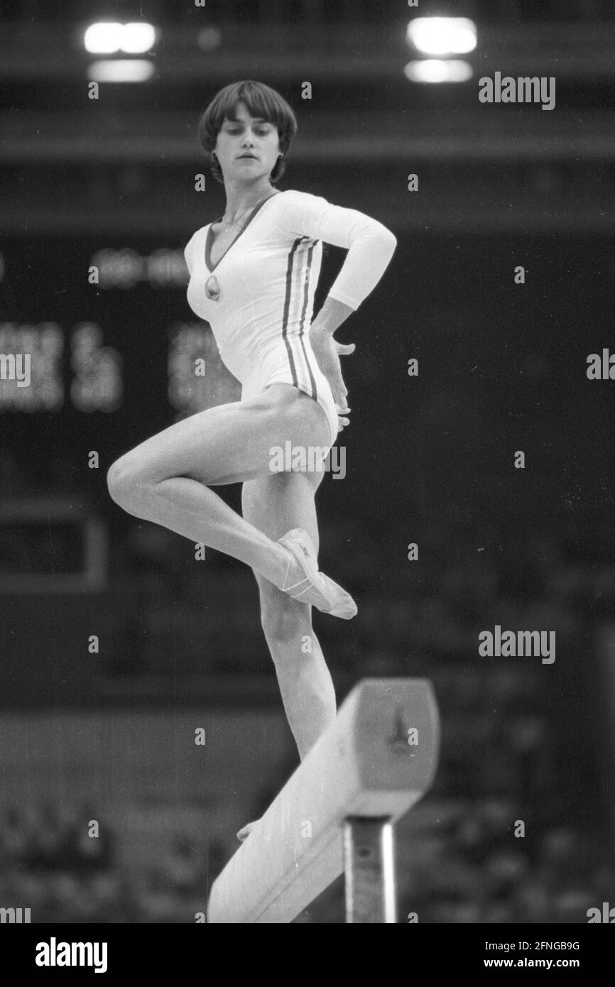Olympiad 1980 Mosca / Ginnastica / Nadia Comaneci (Romania) Action Balance Beam. 25.07.1980. [traduzione automatica] Foto Stock