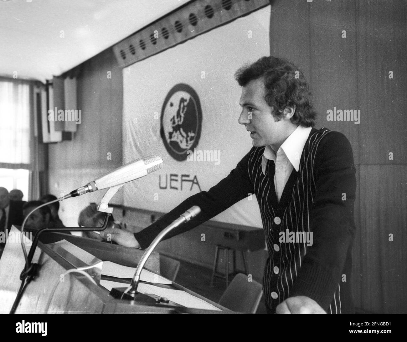 Corso di arbitro UEFA a Duisburg 01.09.1976. Franz Beckenbauer al leggio. [traduzione automatizzata] Foto Stock