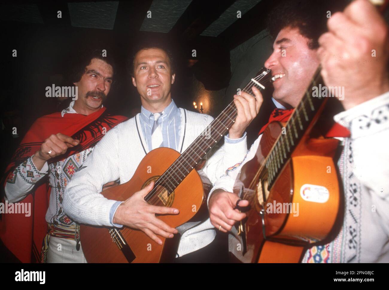 Coppa del mondo di calcio 1986 in Messico. Team manager Franz Beckenbauer (Germania) con una band messicana 01.06.1986 (stimato). [traduzione automatizzata] Foto Stock