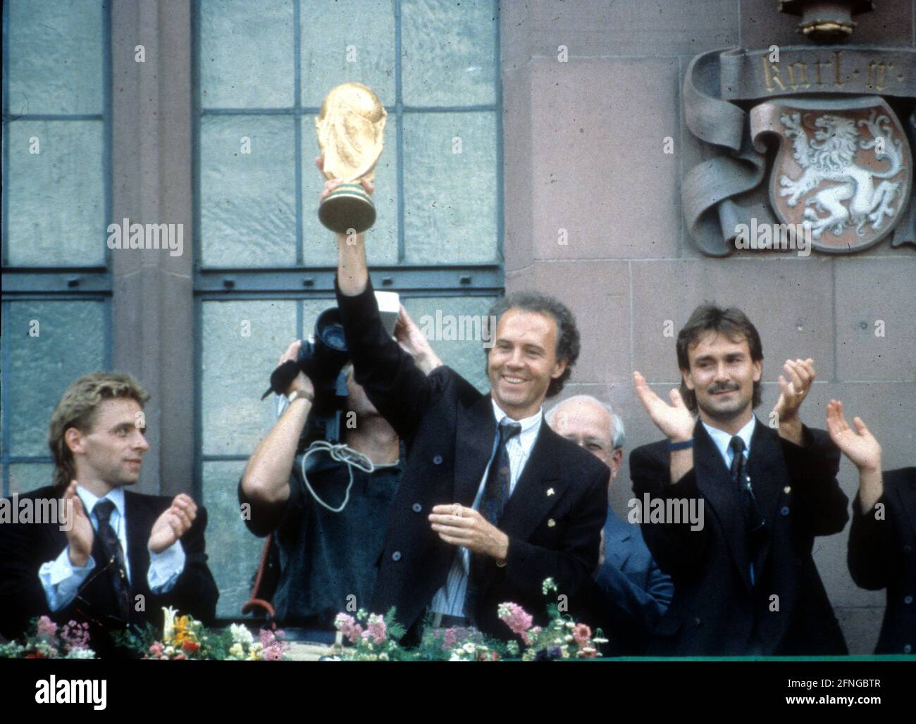 Ricevimento dei campioni del mondo 1990 sulla Francoforte Römerberg 09.07.1990. Allenatore nazionale Franz Beckenbauer con la Coppa del mondo, sulla sinistra Thomas Häßler, sulla destra TW Raimond Aumann. [traduzione automatizzata] Foto Stock