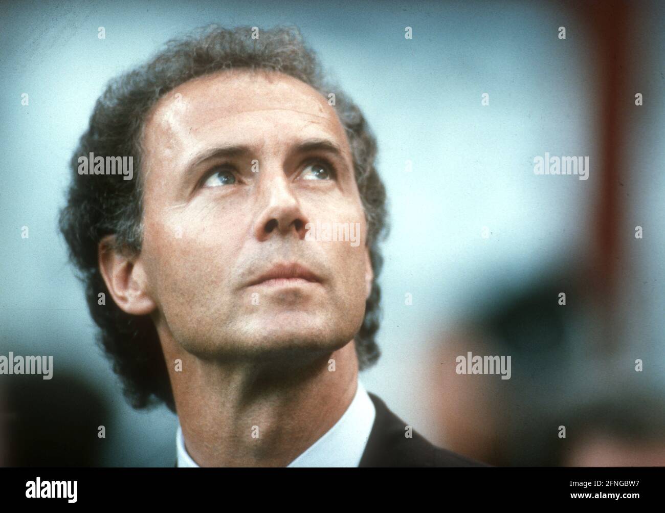 Coppa del mondo di calcio 1990 in Italia: Germania - Paesi Bassi il 24.06.1990 a Milano. Allenatore nazionale Franz Beckenbauer positivo , guarda verso l'alto [traduzione automatizzata] Foto Stock