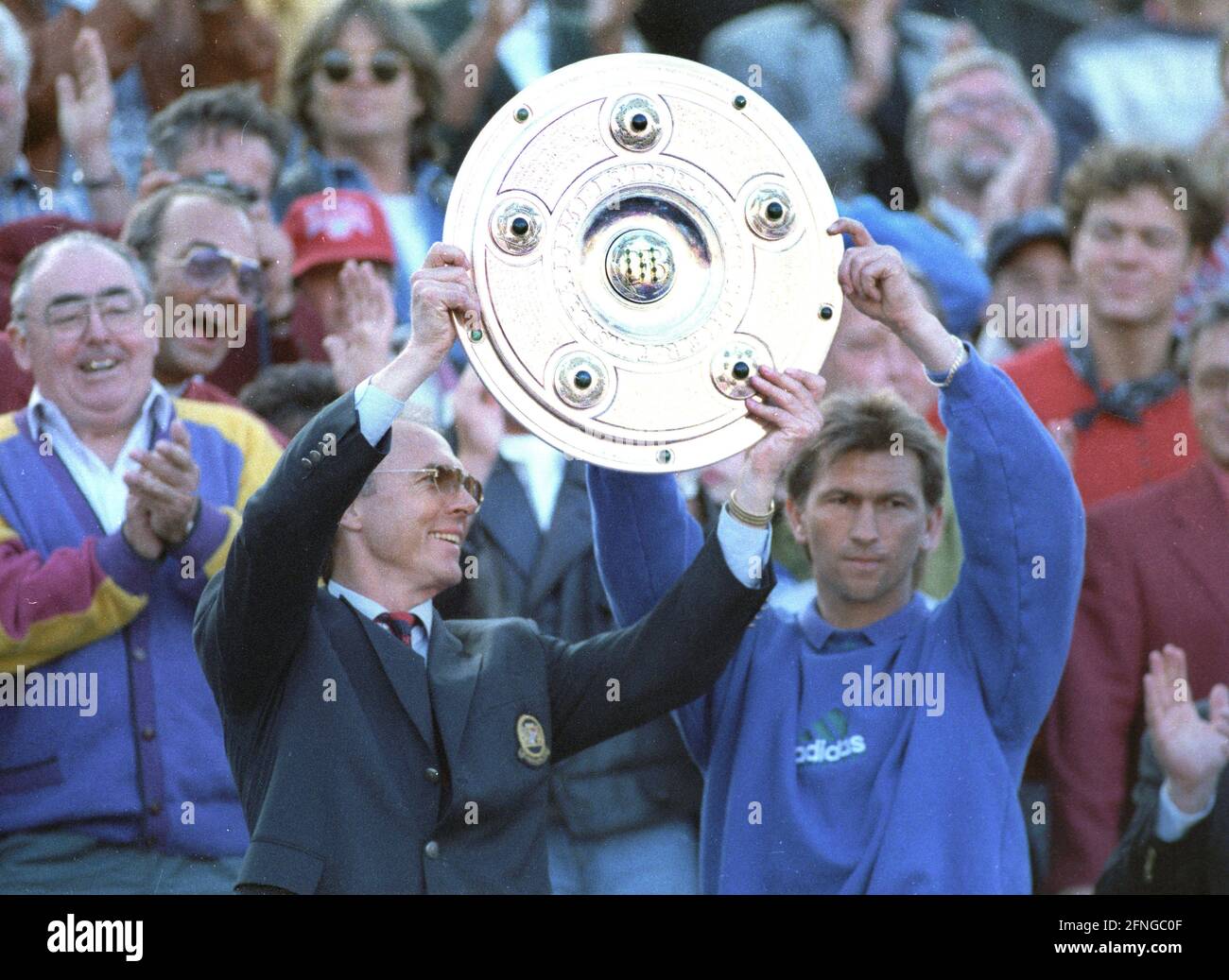 Campionato tedesco FC Bayern Monaco 07.05.1994. Il coach Franz Beckenbauer (a sinistra) e il coach Klaus Augenthaler presentano il trofeo di campionato. [traduzione automatizzata] Foto Stock