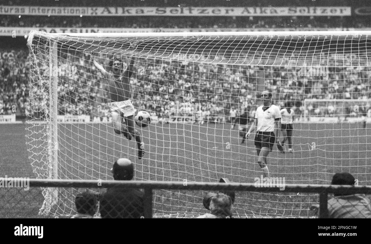 Coppa del mondo 1970: Germania - Italia 3:4 N.V. su 17.06.1970 a Città del Messico. L'Italia festeggia dopo l'obiettivo 3:2. Re: Willy Schulz (Germania). Nessuna versione del modello! [traduzione automatizzata] Foto Stock