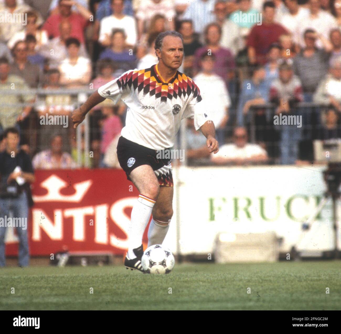 Franz Beckenbauer (Germania) in azione alla vecchia partita internazionale Germania - Paesi Bassi ad Aquisgrana 12.08.1995 (data stimata) [traduzione automatica] Foto Stock