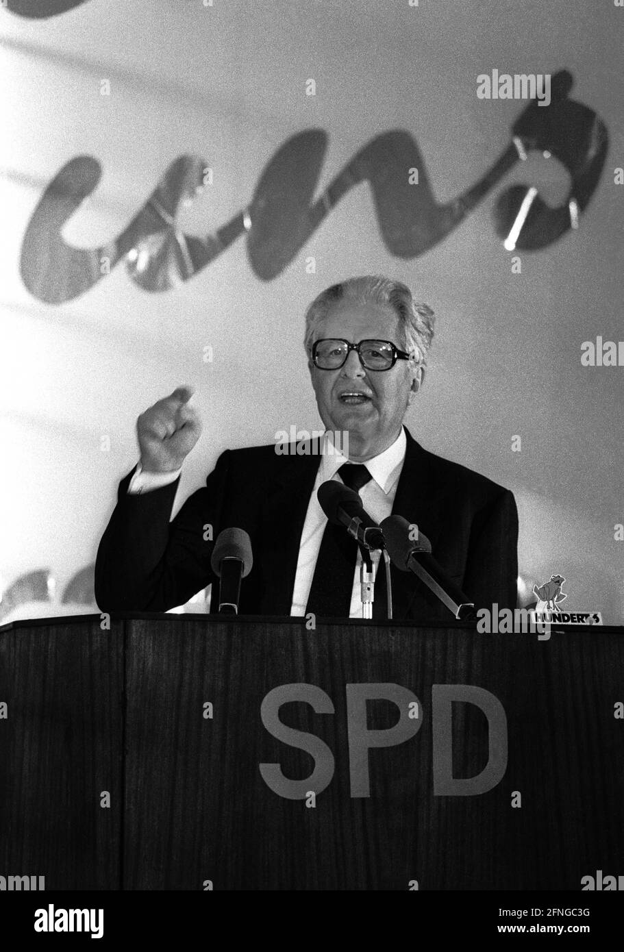 Germania, Berlino Est, 08.01.1990. Archivio n.: 12-17 SPD incontro dei delegati Foto: FRG Presidente federale della SPD, Hans-Jochen Vogel è stato relatore ospite alla SPD della GDR [traduzione automatizzata] Foto Stock