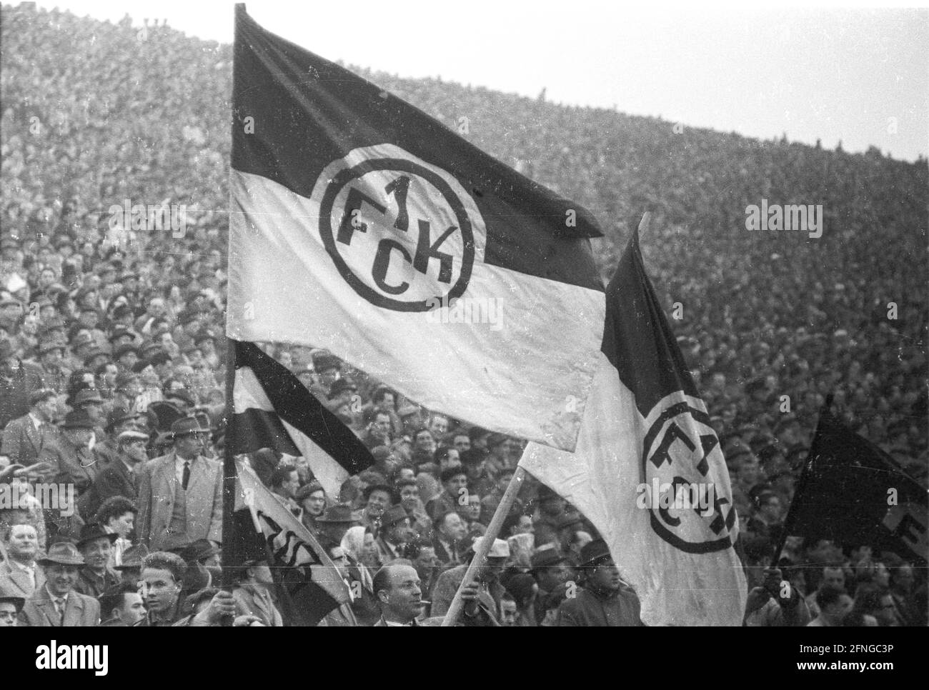 Ripetere le qualifiche per il turno finale: 1 FC Kaiserslautern - 1. FC Köln a Francoforte 0:3 su 20.04.1958 / spettatori con FCK - bandiera (Kaiserslautern) [traduzione automatizzata] Foto Stock