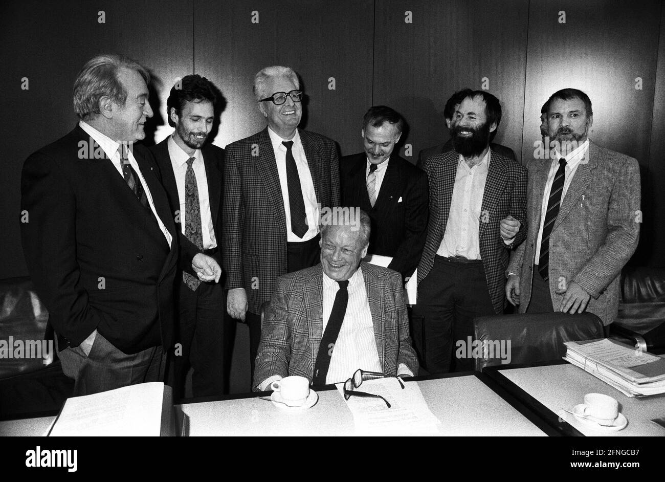 Germania, Bonn, 12.02.1990 Archive-No.: 13-37-32 incontro del DOCUP da Est e da Ovest a Bonn Foto: f.l.r.l.: Johannes Rau, portavoce del DOCUP Stephan Hilsberg, presidente del DOCUP Hans-Jochen Vogel, presidente del DOCUP Ibrahim Boehme, segretario del DOCUP orientale Markus Meckel, Harald Ringsdorff e il presidente onorario SPD Willy Brandt [traduzione automatizzata] Foto Stock