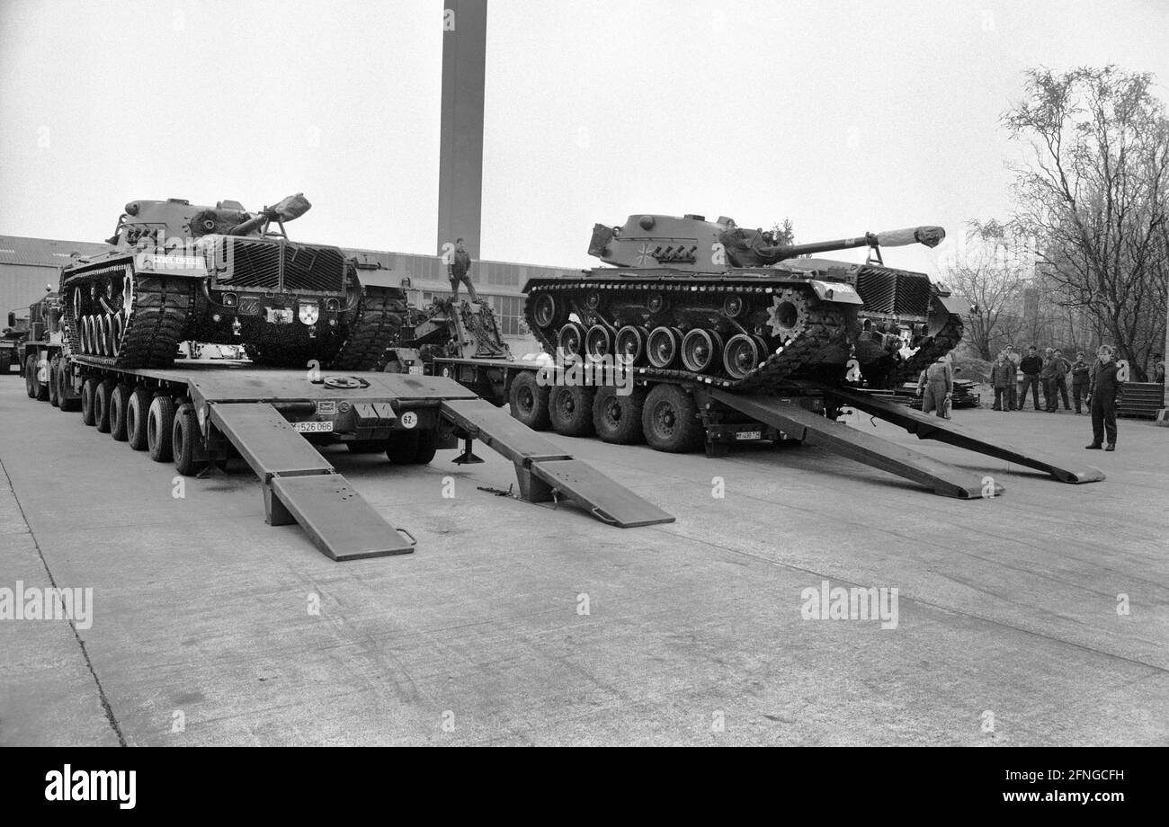 Germania, Darmstadt, 14.03.1990 Archive-No.: 14-49-11 Bundeswehr rende 235 principali carri armati di battaglia M 48 inutilizzabili per scopi di combattimento Foto:Disassemblaggio del principale carro armato di battaglia M 48 [traduzione automatizzata] Foto Stock