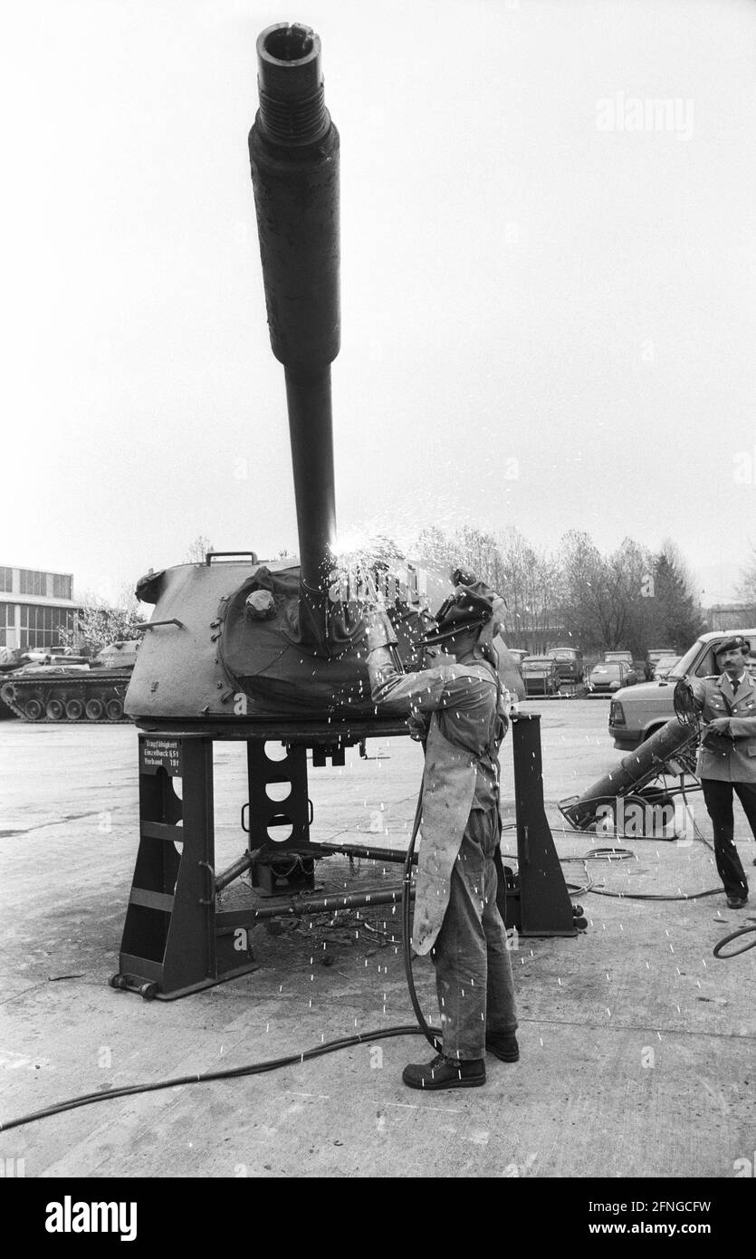 Germania, Darmstadt, 14.03.1990 Archive-No.: 14-50-28 Bundeswehr rende 235 principali carri armati di battaglia M 48 inutilizzabili per scopi di combattimento Foto:Disassemblaggio del principale carro armato di battaglia M 48 [traduzione automatizzata] Foto Stock