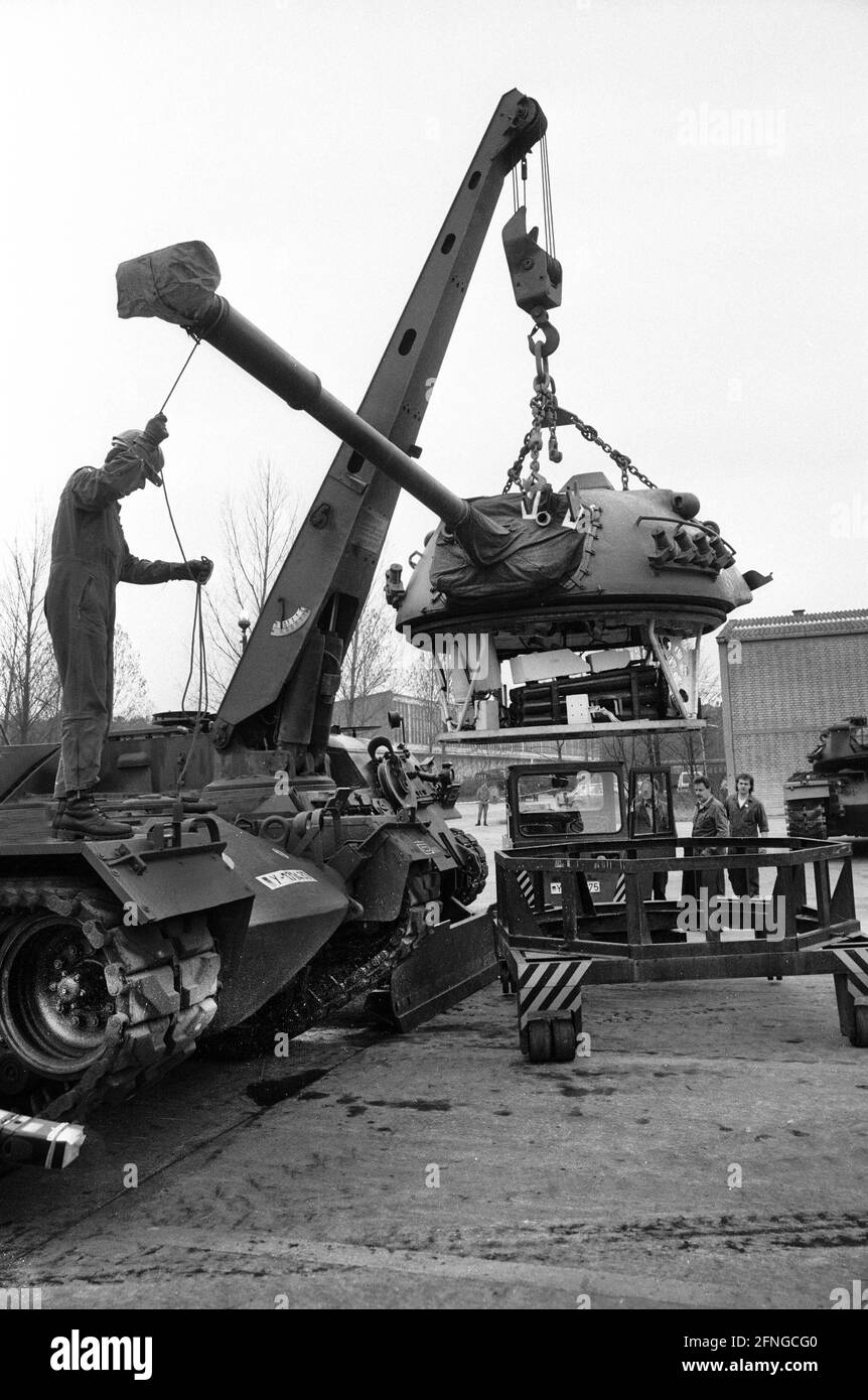 Germania, Darmstadt, 14.03.1990 Archive-No.: 14-49-30 Bundeswehr rende 235 principali carri armati di battaglia M 48 inutilizzabili per scopi di combattimento Foto:Disassemblaggio del principale carro armato di battaglia M 48 [traduzione automatizzata] Foto Stock