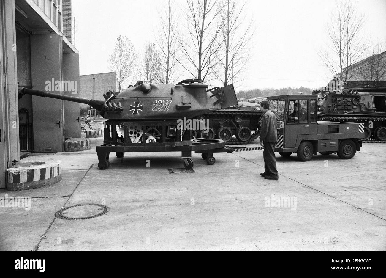 Germania, Darmstadt, 14.03.1990 Archive-No.: 14-50-04 Bundeswehr rende 235 principali carri armati di battaglia M 48 inutilizzabili per scopi di combattimento Foto:Disassemblaggio del principale carro armato di battaglia M 48 [traduzione automatizzata] Foto Stock