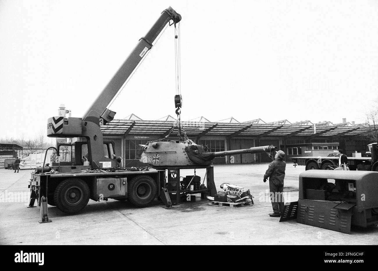 Germania, Darmstadt, 14.03.1990 Archive-No.: 14-50-06 Bundeswehr rende 235 principali carri armati di battaglia M 48 inutilizzabili per scopi di combattimento Foto:Disassemblaggio del principale carro armato di battaglia M 48 [traduzione automatizzata] Foto Stock