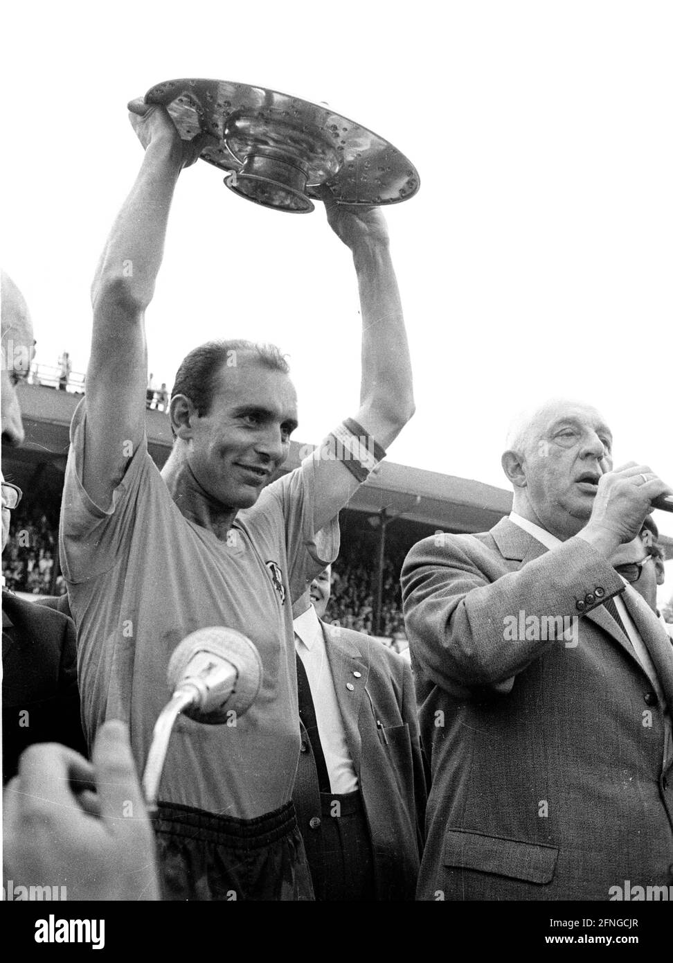 Joachim Baese (Eintracht Braunschweig) con trofeo di campionato, a destra Dr. Hermann Goessmann (DFB) 03.06.1967 (da Eintracht Braunschweig - 1. FC Nuernberg) Nessun rilascio di modello ! [traduzione automatizzata] Foto Stock