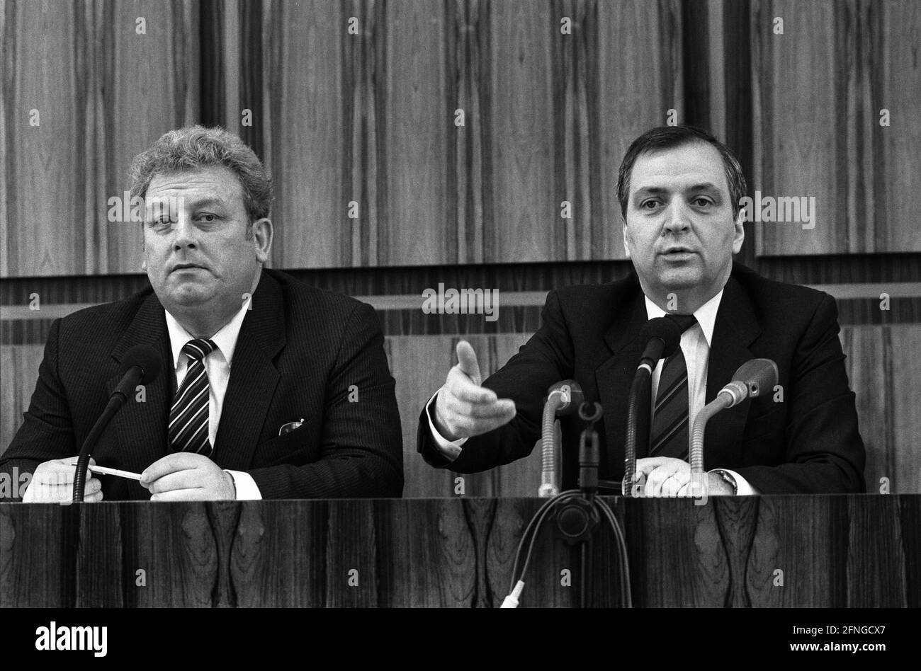 Germania, Bonn , 23.02.1990 Archivio n.: 14-04-02 GDR Ministro dell'ambiente Diederich a Bonn Foto: Dr. Peter Diederich Ministro dell'ambiente (a sinistra) e Ministro federale dell'ambiente Klaus Toepfer [traduzione automatizzata] Foto Stock