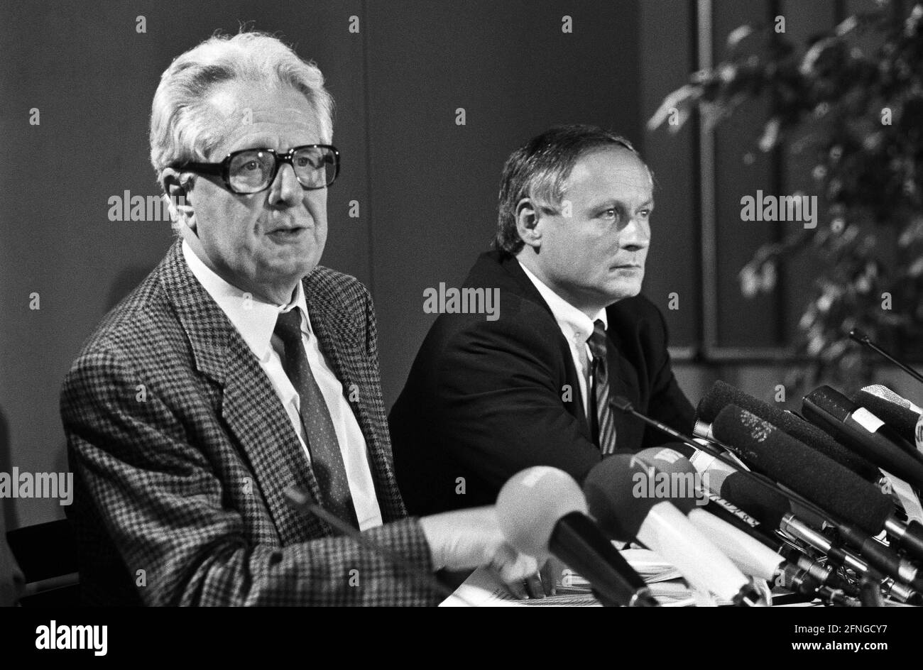 Germania, Bonn, 07.03.1990 Archivio n.: 14-30-12 SPD Conferenza stampa Foto: SPD Presidente federale Hans-Jochen Vogel e SPD candidato Cancelliere Oskar Lafontaine [traduzione automatizzata] Foto Stock