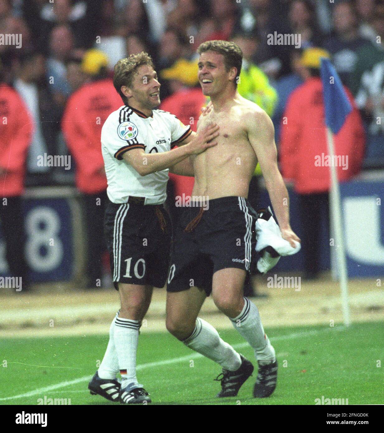 Campionato europeo 1996 finale: Germania - Repubblica Ceca 2:1 G.G./30.6. A Wembley. Oliver Bierhoff si acclama dopo il gol d'oro con Thomas Häßler 30.06.1996 [traduzione automatizzata] Foto Stock