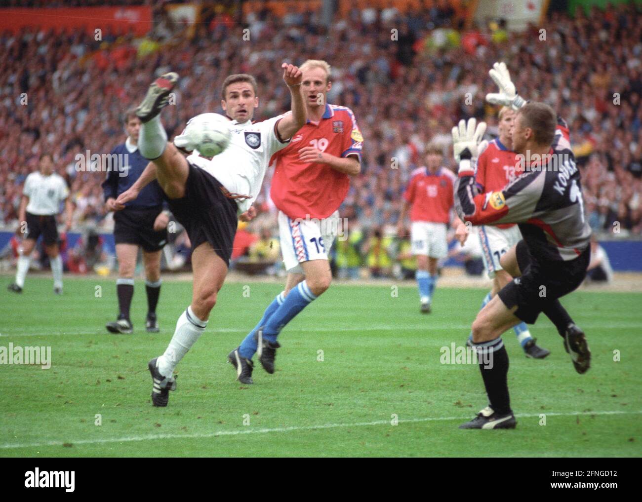 Campionato europeo 1996 finale: Germania - Repubblica Ceca 2:1 n.V.(G.G.) / 30.06.1996 Stefan Kuntz azione contro il portiere Petr Kouba , Karel Rada (19) guarda su No model release ! [traduzione automatizzata] Foto Stock