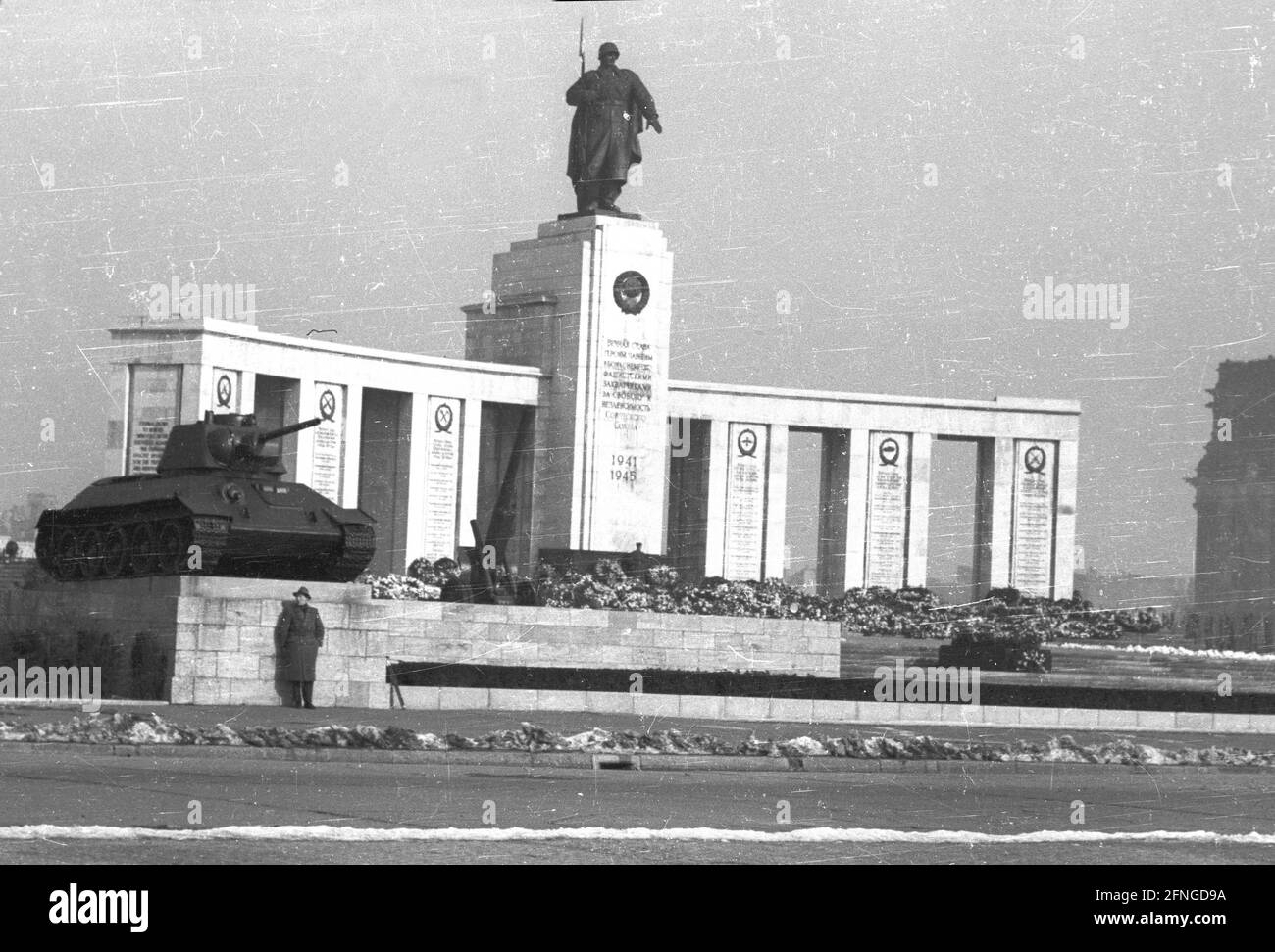 'Vista della città Berlino novembre 1946 / 12.11.1946 (data stimata) / il memoriale sovietico nel Tiergarten , ha lasciato un ''T 34'' - serbatoio dell'esercito rosso [traduzione automatizzata]' Foto Stock