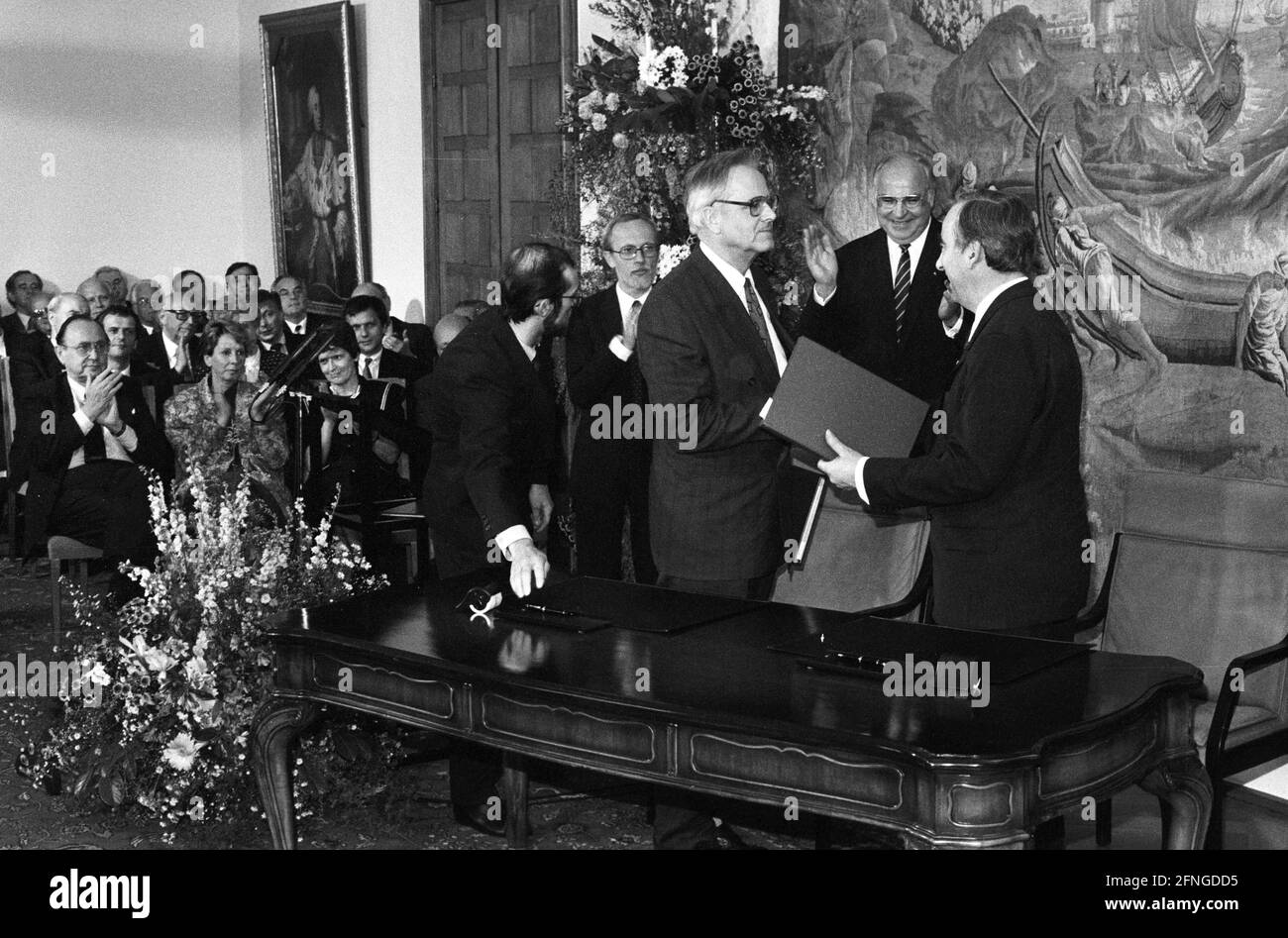 Germania, Bonn, 18.05.1990 Archivio n.: 16-39-27 Trattato di Stato tra la Repubblica federale di Germania e la Repubblica democratica del RDT Foto: Da sinistra a destra: Il ministro delle finanze della Repubblica democratica del Regno Unito Walter Romberg, il primo ministro della Repubblica democratica del RDT Lothar de Maiziere, il Cancelliere federale Helmut Kohl e il ministro delle finanze federale Theo Waigel [traduzione automatizzata] Foto Stock