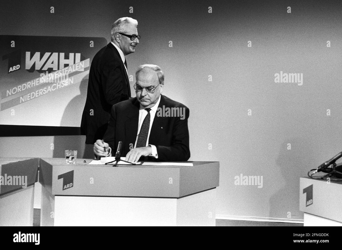 Germania, Bonn, 13.05.1990 Archivio n.: 21-28-16 serata elettorale per le elezioni di stato in NRW e bassa Sassonia Foto: Hans-Jochen Vogel (SPD) e Helmut Kohl (CDU) nello studio elettorale del WDR [traduzione automatizzata] Foto Stock