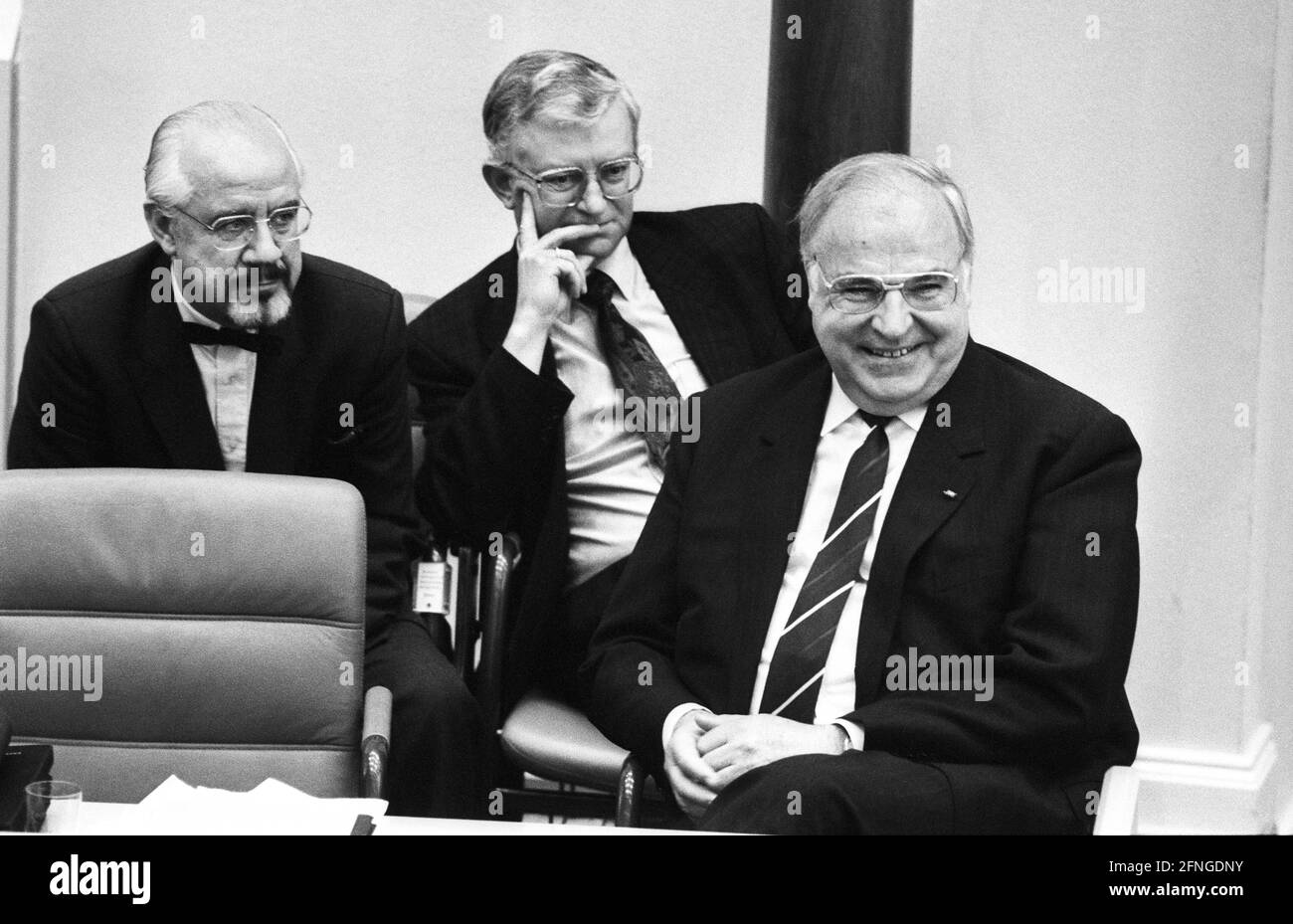 Germania, Bonn , 21.06.1990 Archivio n.: 17-50-05 Bundestag dibattito sulla frontiera polacca e il trattato di Stato Foto: Cancelliere federale Helmut Kohl. Sullo sfondo, il portavoce del governo Hans Klein e il capo dell'ufficio del Cancelliere Rudolf Seiters (destra). [traduzione automatizzata] Foto Stock