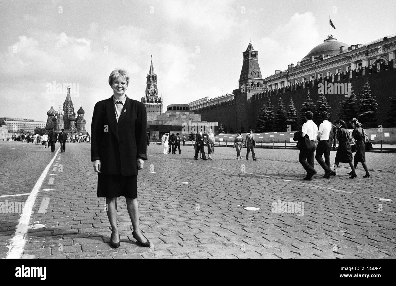 URSS, Mosca, 26.06.1990 Archivio n.: 17-56-07 Visita del Ministro federale del palazzo Hasselfeldt a Mosca Foto: Ministro federale del palazzo Gerda Hasselfeldt sulla Piazza Rossa [traduzione automatizzata] Foto Stock