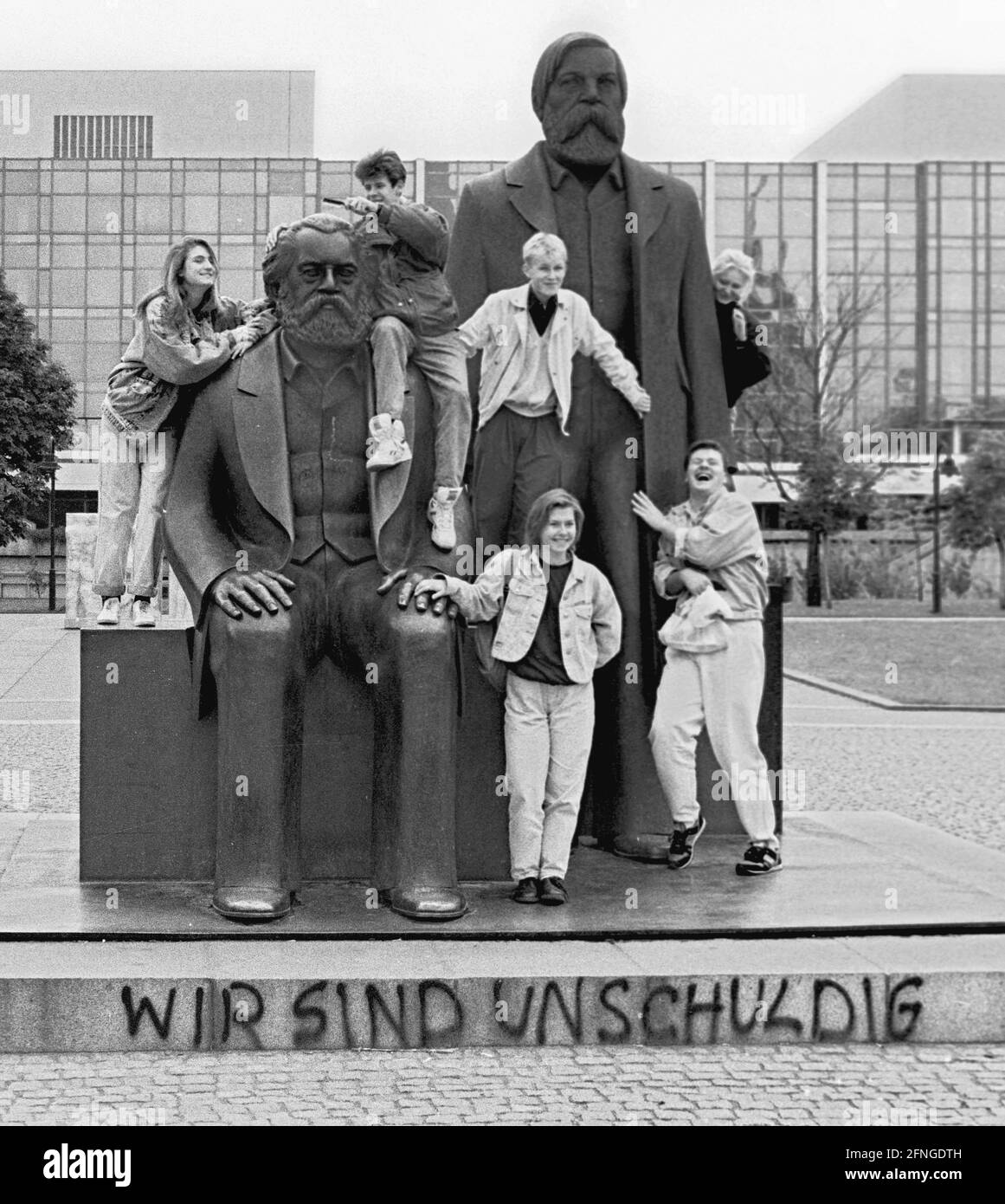 Berlino / Storia Monumenti / 1990 Alexanderplatz: Monumento a Karl Marx e Friedrich Engels, padri del socialismo. Qualcuno ha scritto sul piedistallo: -siamo innocenti- (della caduta del socialismo). Scultore Ludwig Engelhardt. // GDR / simbolo / Storia / Socialismo / Comunismo / Marxismo / democrazia sociale / Stato della RDT / Politica / *** Città *** Germania Est / Comunismo / Monumento di Karl Marx e Friedrich Engels nel 1990. Alcuni hanno scritto: -non siamo colpevoli- (della caduta del socialismo) [traduzione automatizzata] Foto Stock