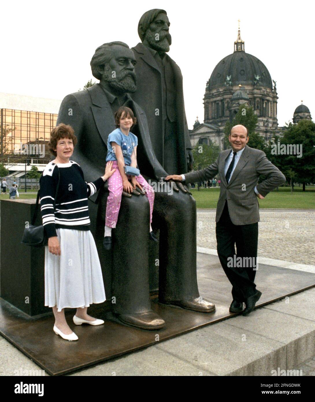 Berlino-Città / GDR / Mitte / 1987 Walter Momper, Anne Momper, Friederike al monumento a Karl Marx e Friedrich Engels in quella che allora era Berlino Est. Sul retro la Cattedrale di Berlino. La famiglia fa una visita non invitata a Berlino Est, in occasione del 750 ° anniversario della città // Socialismo / Storia / ** Walter Momper, sua moglie Anne e la figlia Friederike al Monumento di Karl Marx e Friedrich Engels in ex Berlino Est (comunista). La famiglia visita la parte orientale della città senza invito in occasione del 750° anniversario di Berlino. E' stato molto politico. Foto Stock