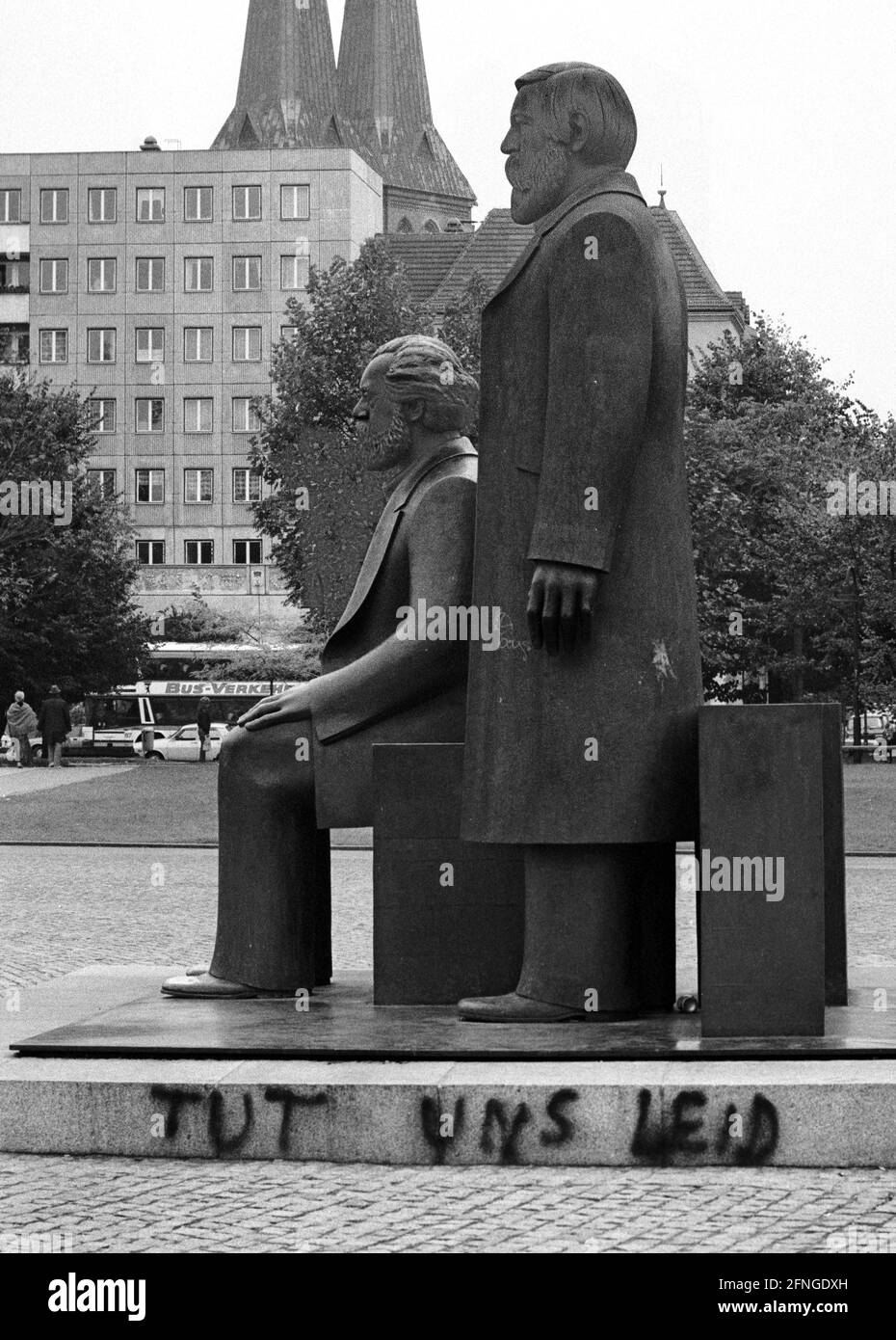 Berlino / Storia Monumenti / 1990 Alexanderplatz: Monumento Karl Marx e Friedrich Engels, Padri del socialismo. Qualcuno ha scritto sul piedistallo: -ci dispiace- scultore Ludwig Engelhardt. // GDR / simbolo / Storia / Socialismo / Comunismo / Marxismo / democrazia sociale / Stato della RDT / Politica / *** Città *** Germania Est / Comunismo / Monumento di Karl Marx e Friedrich Engels nel 1990. Alcuni hanno scritto: -non siamo colpevoli- (della caduta del socialismo) [traduzione automatizzata] Foto Stock