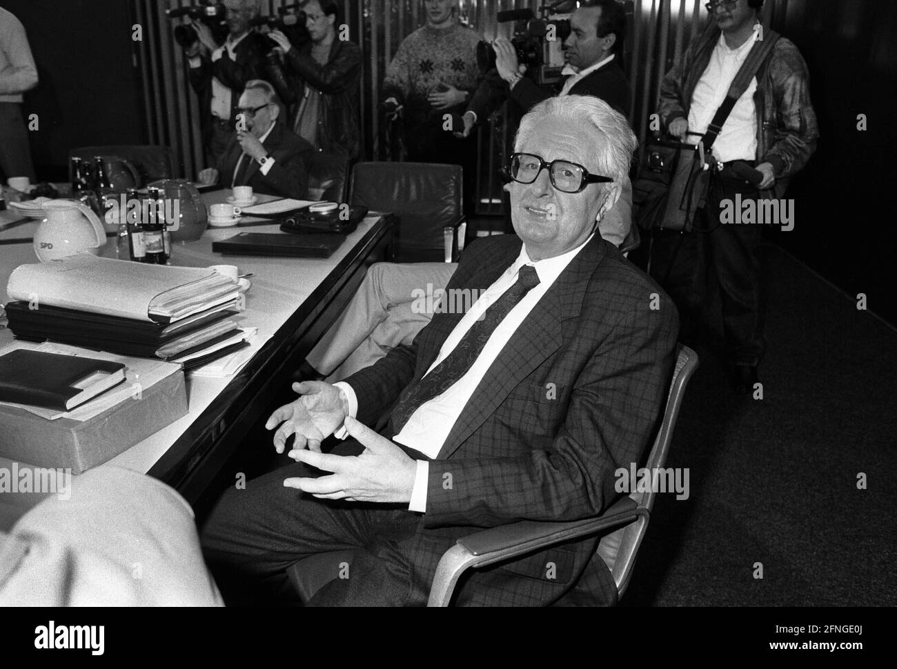 Germania, Bonn , 11.06.1990 Archive-No.: 17-14-30 SPD Presidium Meeting Foto: Hans-Jochen Vogel, SPD Presidente federale [traduzione automatizzata] Foto Stock