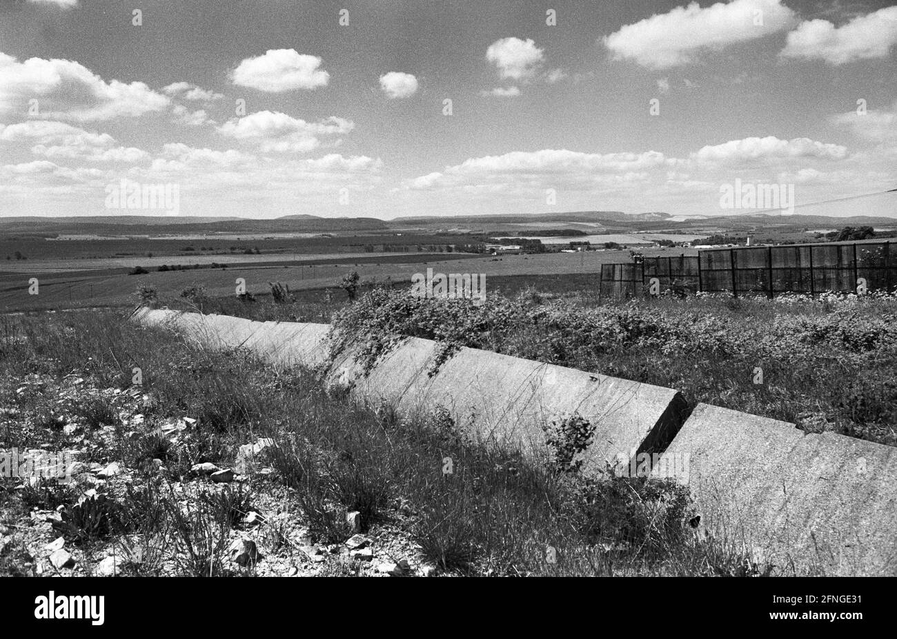 Germania,Bad Sachsa, 26.05.1990 Archive-No.: 17-08-11 Vecchio confine della DDR vicino a Bad Sachsa Foto: Muro di barriera al vecchio confine della DDR [traduzione automatizzata] Foto Stock