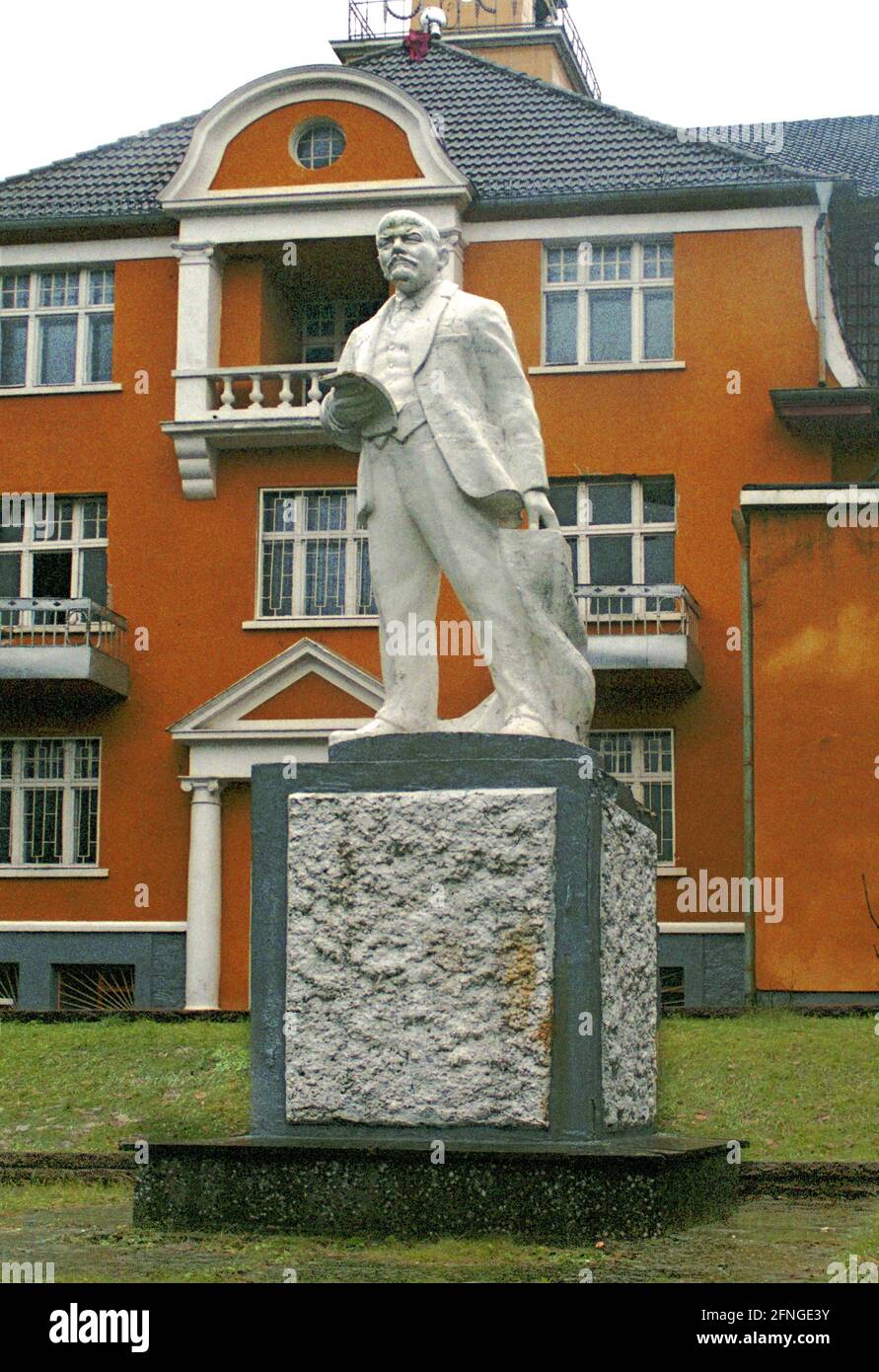 Storia / GDR / Brandenburgo / 1994 FUERSTENBERG: Caserme sovietiche al Roeblingsee, monumento Lenin al luogo della chiamata a rullo // Russi / Soviet / occupazione / Socialismo / Comunismo / Stato della RDT / Stati federali [traduzione automatizzata] Foto Stock
