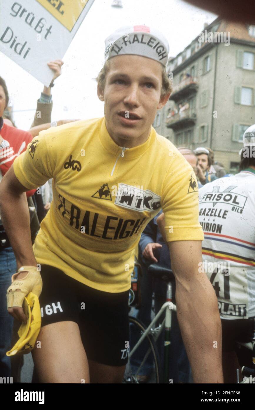 Tour de France 1977. Didi Thurau (Germania) dopo la tredicesima tappa di Friburgo in Breisgau, indossa la maglia gialla. 14.07.1977. [traduzione automatica] Foto Stock