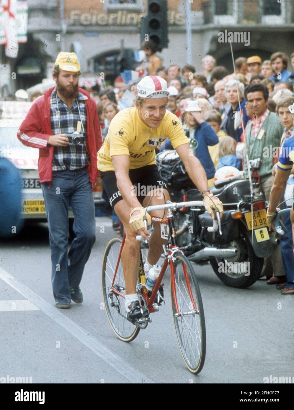 Tour de France 1977. Didi Thurau (Germania) dopo la tredicesima tappa, attraversa Friburgo nella maglia gialla. 14.07.1977. [traduzione automatica] Foto Stock