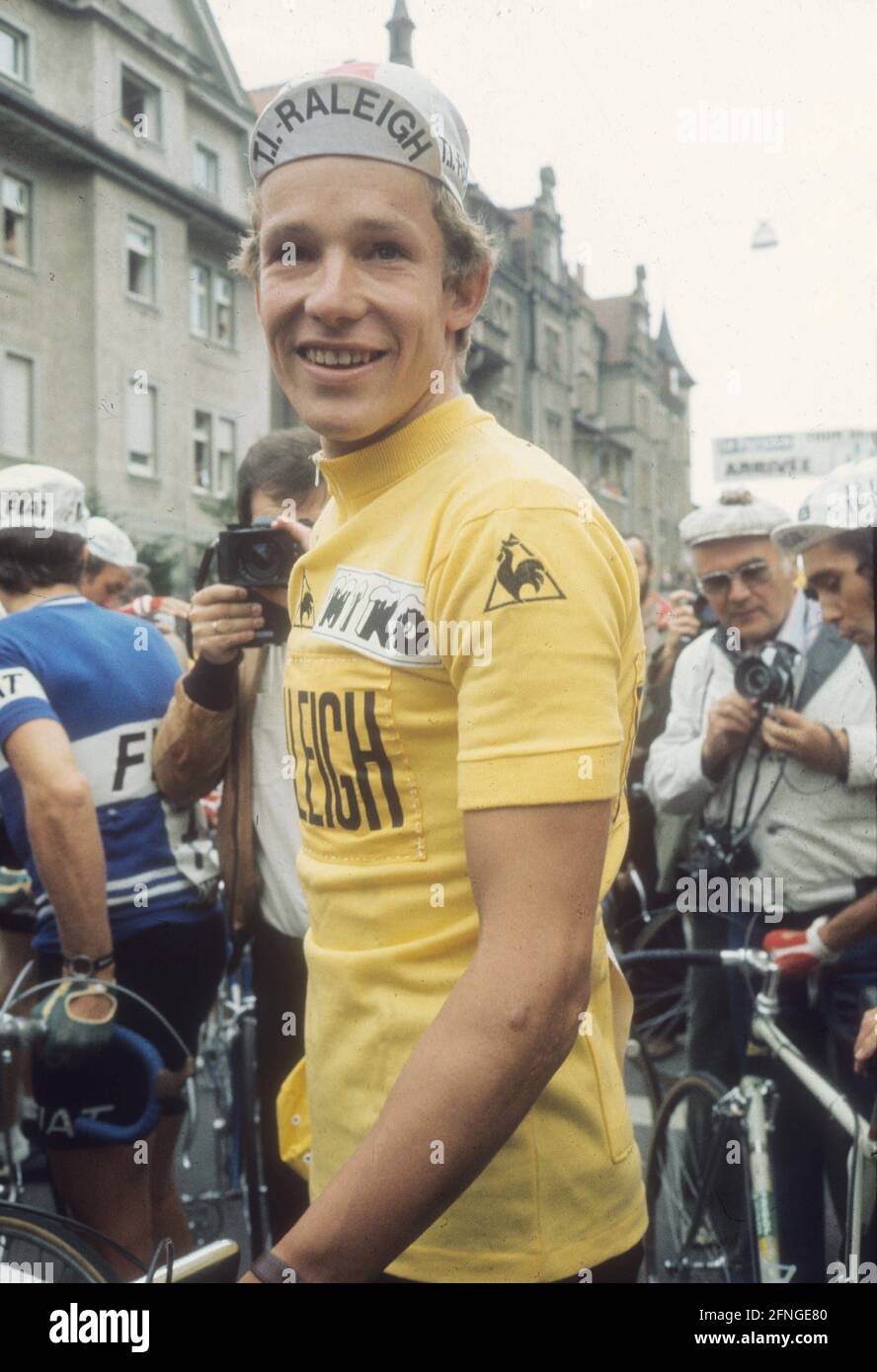 Tour de France 1977. Didi Thurau (Germania) dopo la tredicesima tappa di Friburgo in Breisgau, indossa la maglia gialla. 14.07.1977. [traduzione automatica] Foto Stock