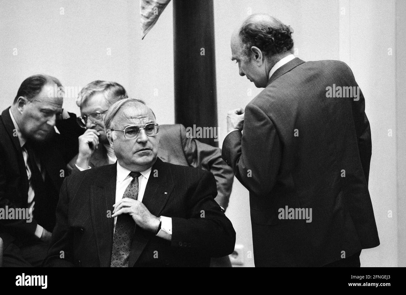 Germania, Bonn, 09.08.1990 Archive-No.: 19-05-20 dibattito nel Bundestag: L'unità tedesca Foto: Cancelliere federale Helmut Kohl e otto Graf Lambsdorff [traduzione automatizzata] Foto Stock