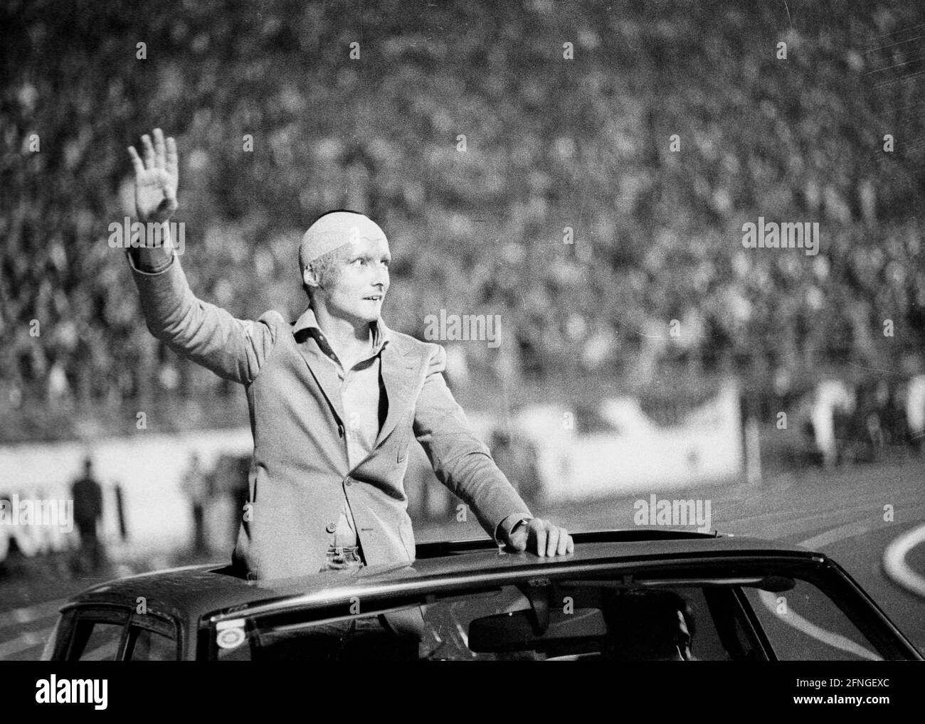 FK Austria / WAC Wien - Borussia Mönchengladbach 1:0 / 15.09.1976 / Automobile Formula 1 campione del mondo Niki Lauda Waves, è entusiasticamente celebrato da 60,000 spettatori. Solo per uso giornalistico! Solo per uso editoriale! [traduzione automatizzata] Foto Stock