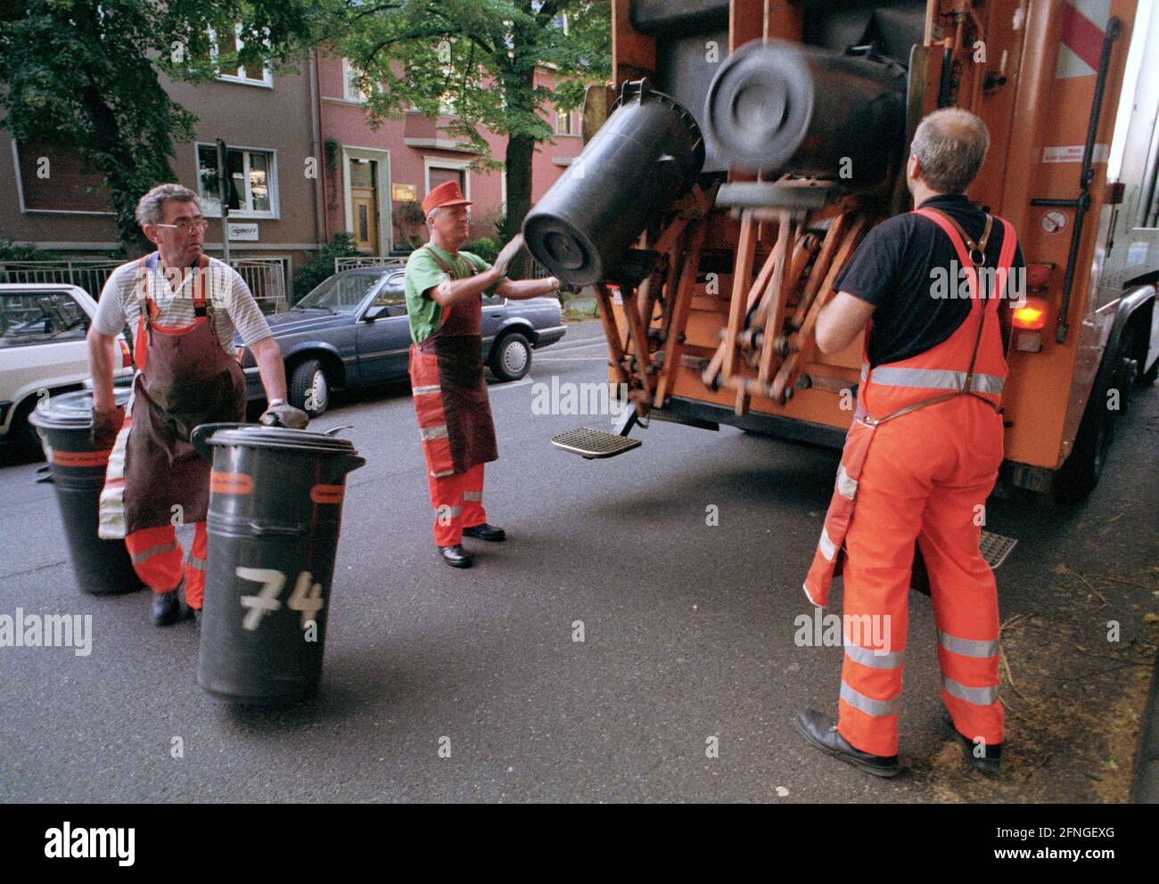 DEU , GERMANIA : raccolta rifiuti a Bonn , agosto 1996 [traduzione automatizzata] Foto Stock
