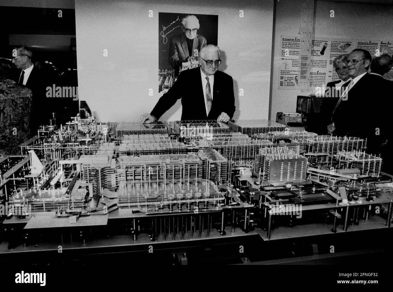 Berlino / Ricerca / computer / 1989 Konrad Zuse, inventore del computer meccanico nel 1941, di fronte al suo computer. Museo dei Trasporti e della tecnologia Berlino. // dati / tecnologia / [traduzione automatizzata] Foto Stock