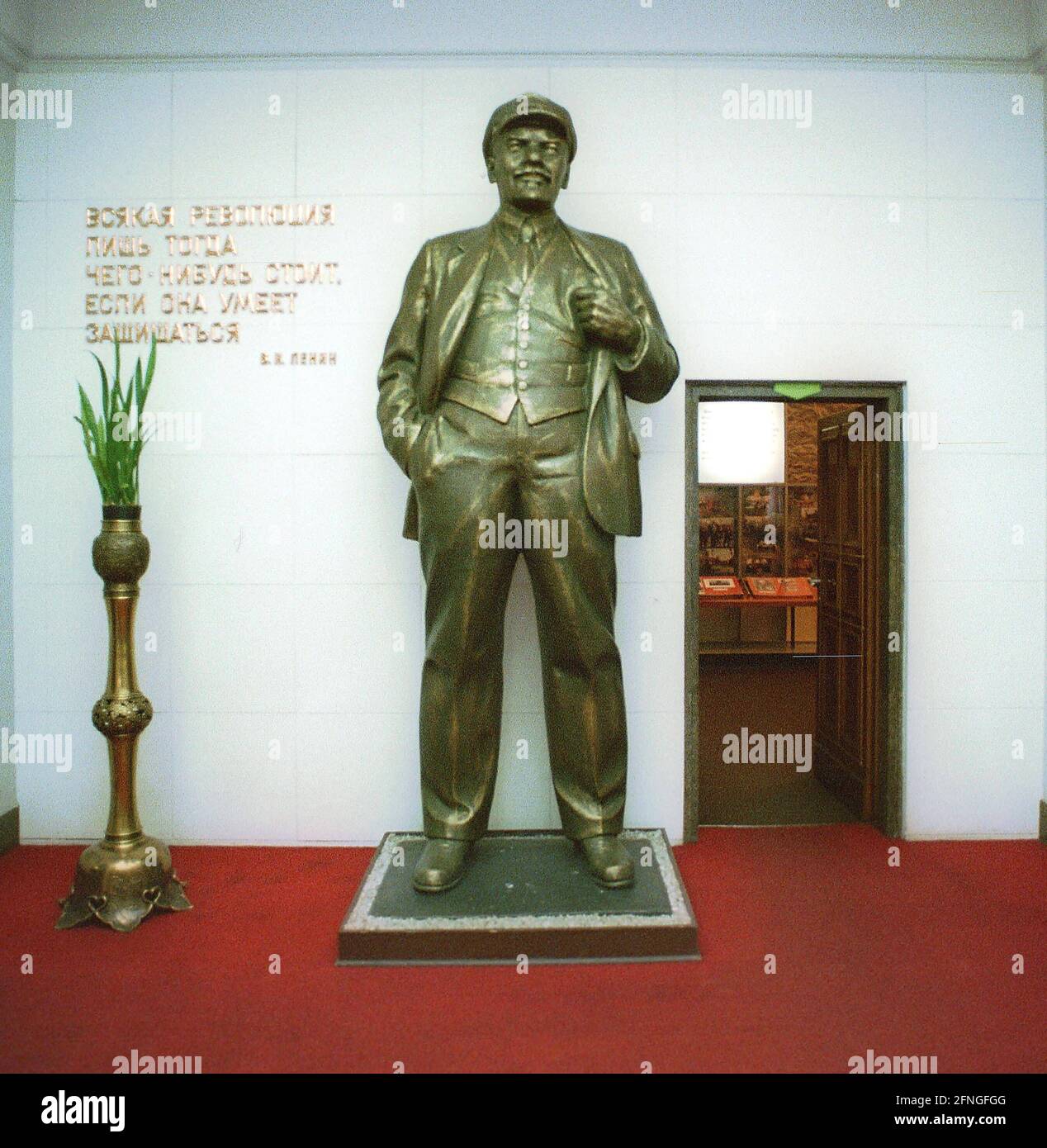 Berlino / Storia / 1994 Karlshorst, museo della resa. Lì la leadership tedesca firmò la resa all'Unione Sovietica nel 1945. La foto mostra un Lenin standard, come si trovava ovunque in Europa. Il museo è oggi parte del Museo storico tedesco // Soviet / Monumento / Guerra / Soldato / Russia / [traduzione automatizzata] Foto Stock