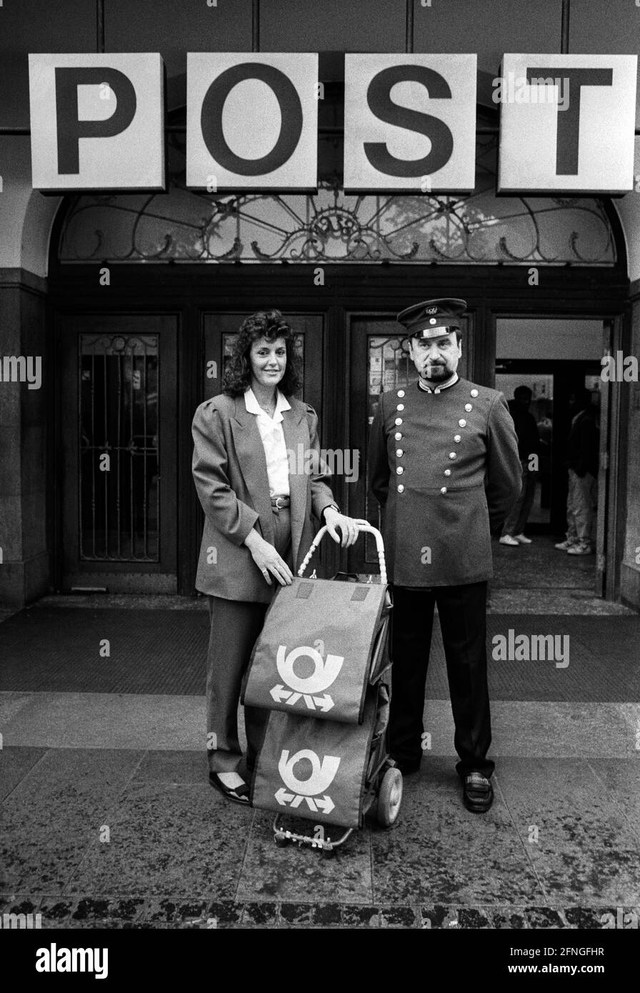 Germania, Bonn, 24.09.1990 Archive-No.: 20-43-9 nuove uniformi postali Foto: A destra una uniforme postale dell'inizio del secolo, a sinistra la nuova uniforme [traduzione automatizzata] Foto Stock
