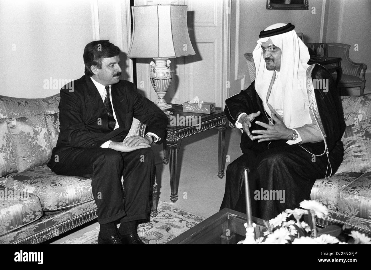 Germania, Bonn, 10.10.1990 Archivio n.: 20-69-12 Visita del ministro degli Esteri Saudita Principe Faisal Foto: Juergen Moellemann e il principe Faisal [traduzione automatizzata] Foto Stock