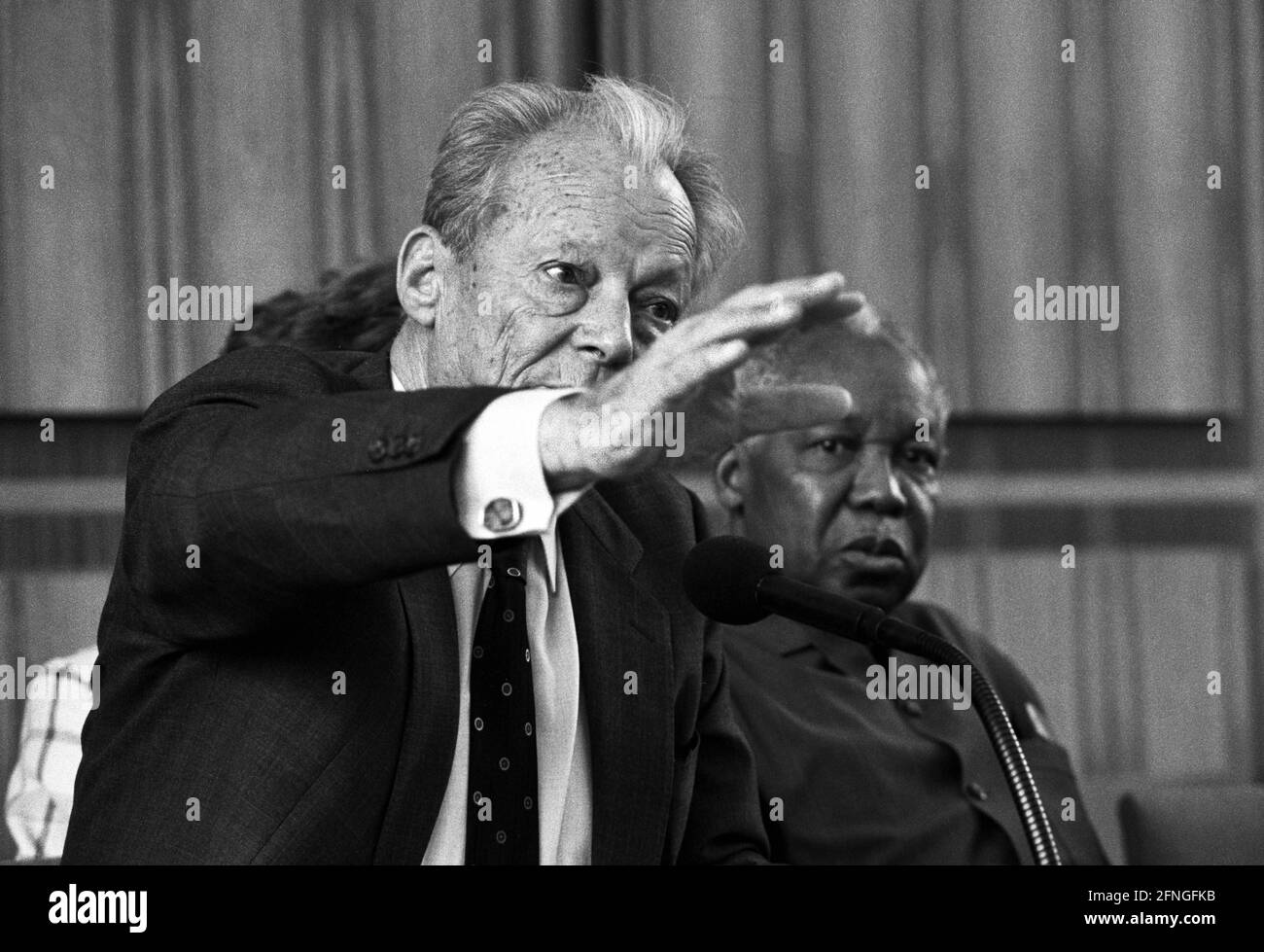 Germania, Bonn, 19.09.1990 Archivio n.: 20-38-17 Conferenza stampa con Brandt e Nyhere Foto: Willy Brandt, presidente dell'Internazionale Socialista e Julius Nyhere, presidente del partito Chama Cha Mapindizi (CCM), Tanzania [traduzione automatizzata] Foto Stock