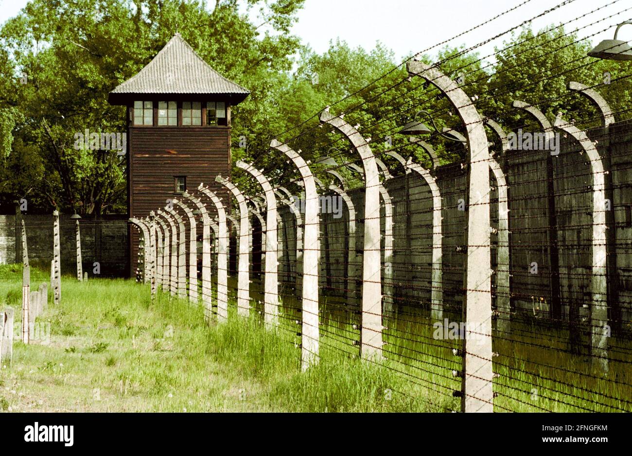 Polonia / Storia / campo di concentramento / 5 / 1993 campo di  concentramento Auschwitz (parte vecchia), recinzione e torre di guardia //  Ebrei / nazisti / fascismo // Patrimonio Mondiale UNESCO ***