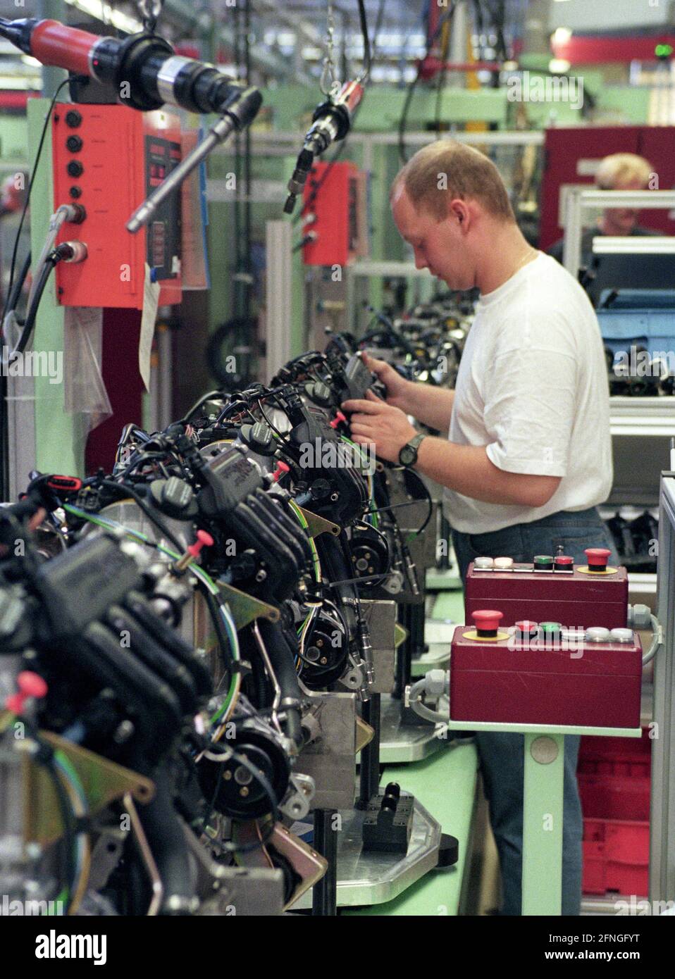 DEU , DEUTSCHLAND : la produzione del motore per SMART presso lo stabilimento di Berlino di Daimler-Benz AG , agosto 1998 [traduzione automatizzata] Foto Stock