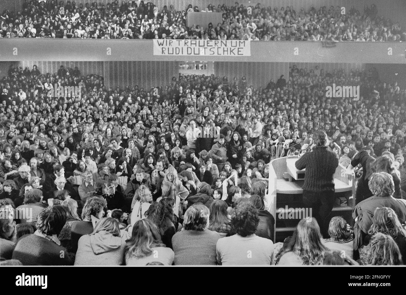 Berlino / sinistra / movimento studentesco / 3.1.1980 libera Università: Celebrazione nell'Audi-Max dopo i funerali di Rudi Dutschke al cimitero di Annen. Segno: -noi piangiamo Rudi Dutschke- Dutschke è stato uno dei portavoce durante il movimento studentesco negli anni 19mei. Nacque a Luckenwald (Brandeburgo). Morì per le conseguenze tardive di un tentativo di assassinio // fu / Friedhof / 1968er / Linke *** Local Caption *** University [traduzione automatizzata] Foto Stock