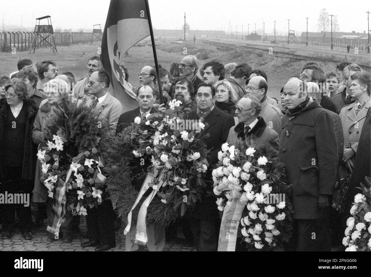 Polonia / Storia / campi di concentramento / 1985 campo di concentramento di Auschwitz, Birkenau. La SPD Berlin fa un viaggio in memoria. Una delegazione depone una corona. Nella parte posteriore la rampa dove arrivarono i prigionieri. Tra gli altri: Walter Momper // Nazis / Olocausto / // Patrimonio Mondiale dell'UNESCO *** didascalia locale *** campo di concentramento Auschwitz. Il partito SPD ha un viaggio memoriale. Cerimonia sulla rampa, dove i prigionieri sono stati deviati in quelli a morire e quelli a vivere un po 'più a lungo. Walter Momper [traduzione automatizzata] Foto Stock