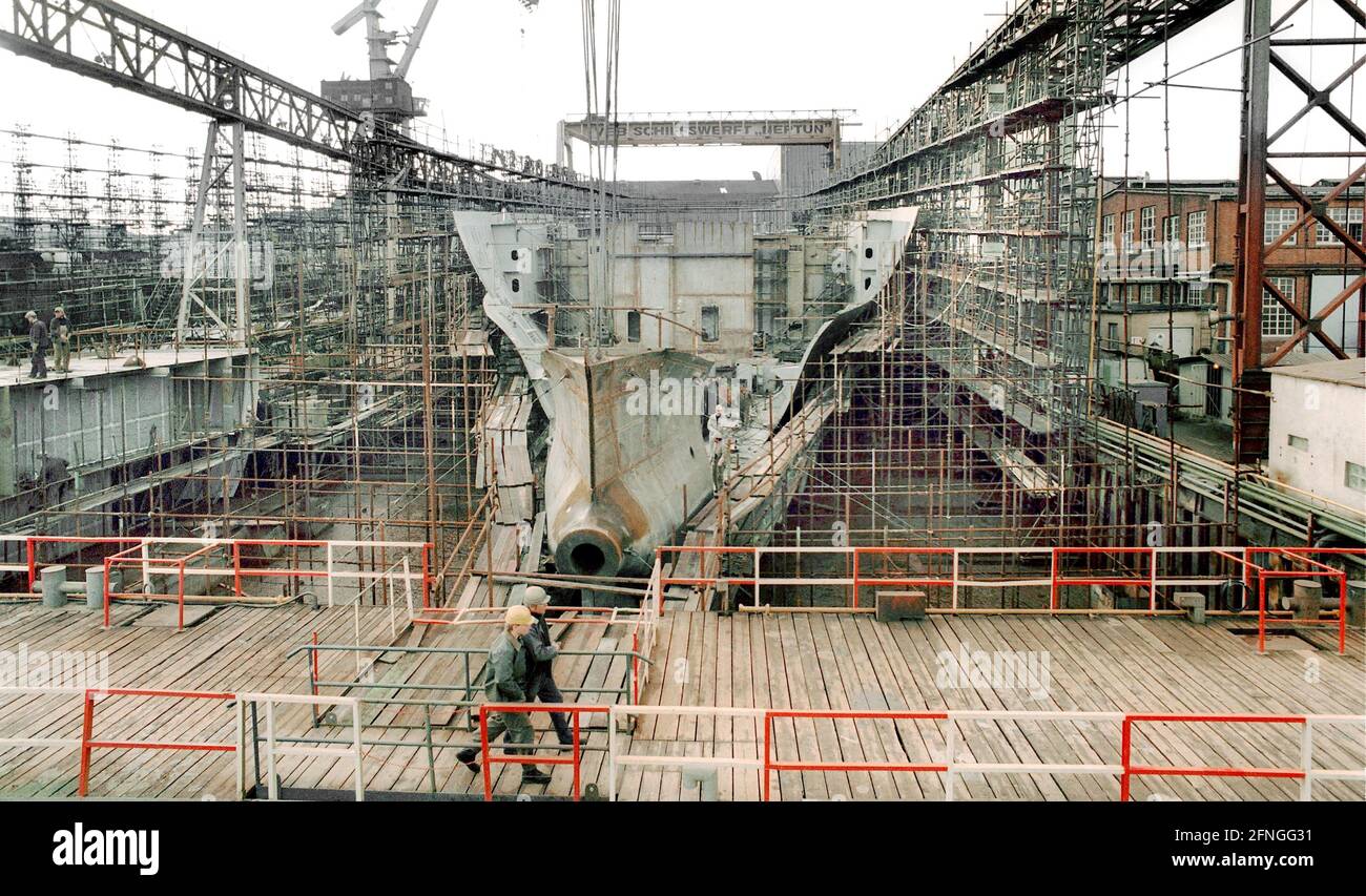 Meclemburgo-Pomerania occidentale / GDR / 1990 cantiere Neptun Warnow a Rostock. Quando è stata presa la foto, la liquidazione dell'impianto non è stata ancora decisa. Sono state costruite quasi solo navi per l'Unione Sovietica. Uno era pronto nel porto e i sovietici non potevano pagare. La fabbrica è stata demolita. // industria / spedizione / navi / Treuhand [traduzione automatizzata] Foto Stock