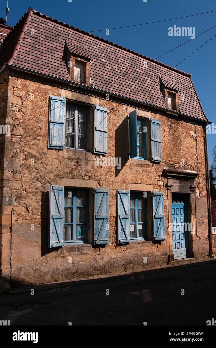 Casa con persiane blu ib Villefranche-du-Périgord, Dordogne, Francia Foto Stock